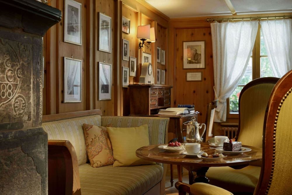 Lobby lounge