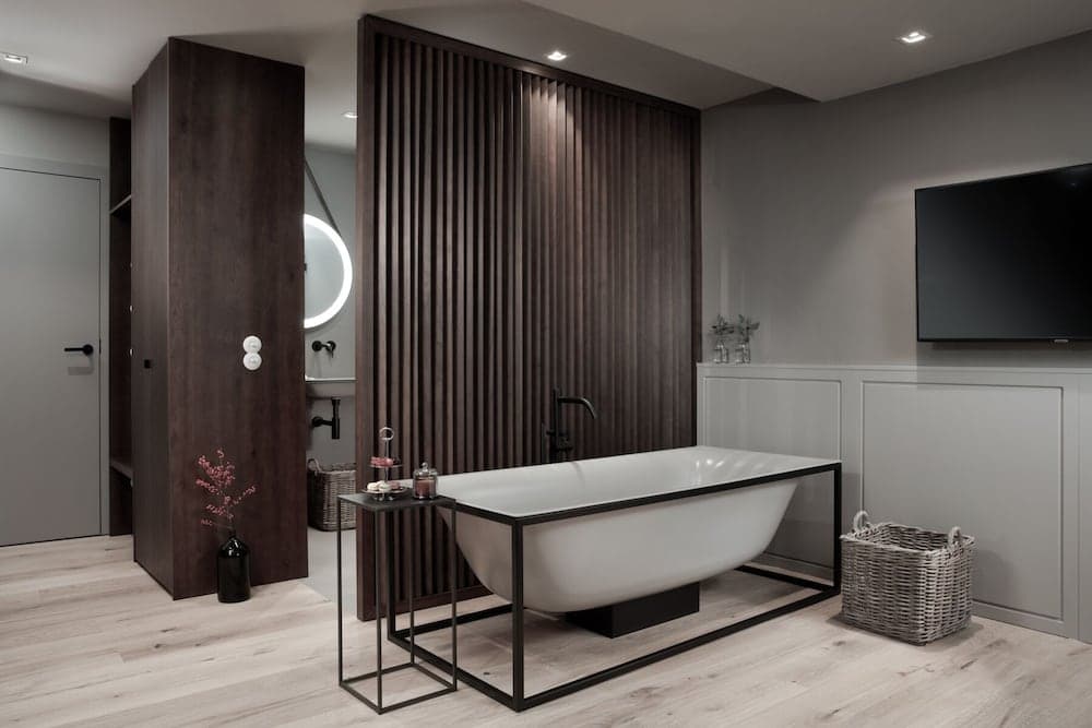 Deep soaking bathtub