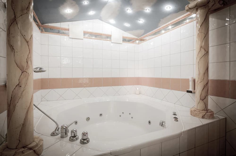 Jetted tub