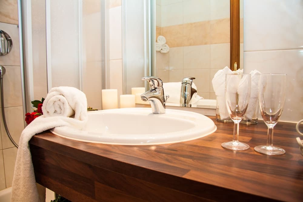 Bathroom sink