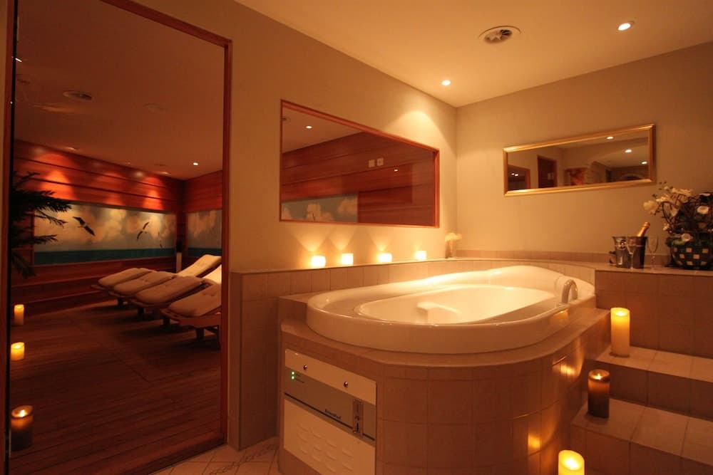 Indoor spa tub