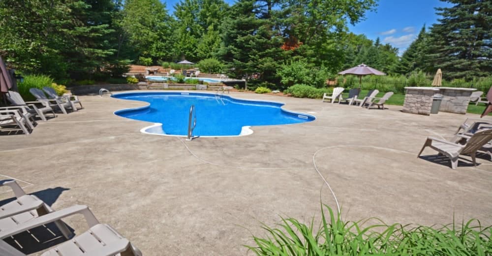 Indoor/outdoor pool
