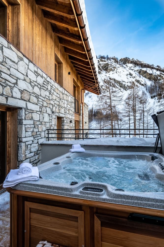 Private spa tub
