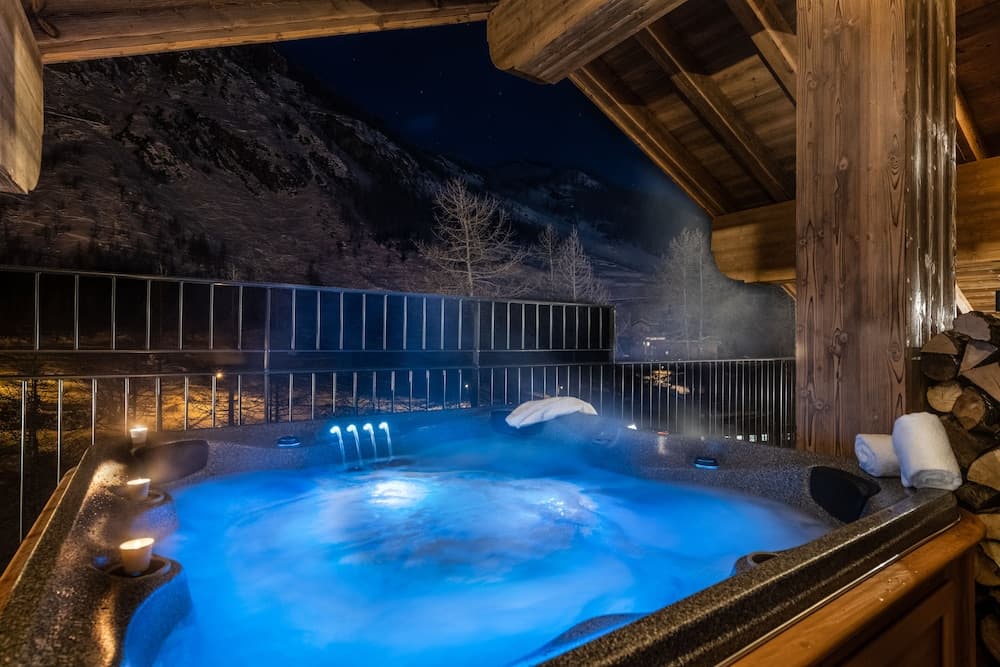 Private spa tub