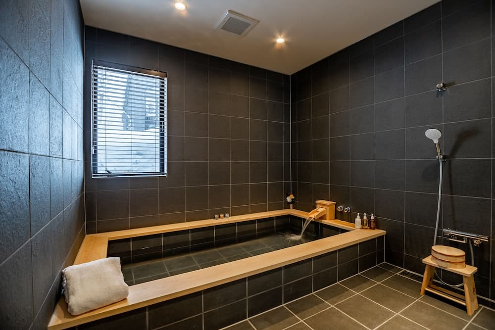 Deep soaking bathtub