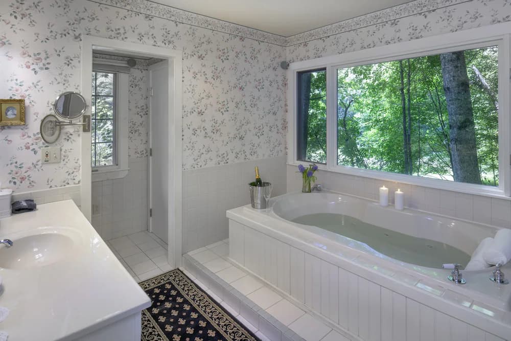 Deep soaking bathtub