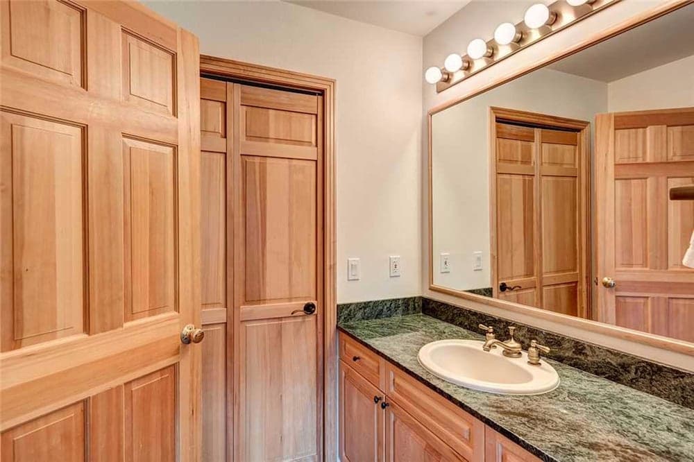 Bathroom sink