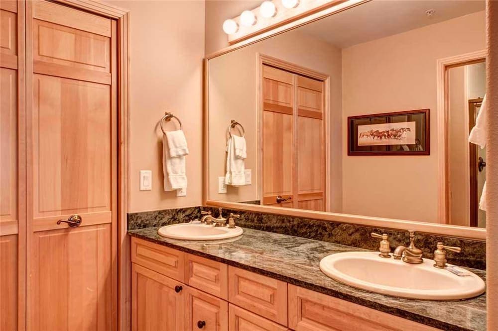 Bathroom sink