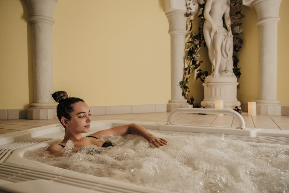 Indoor spa tub