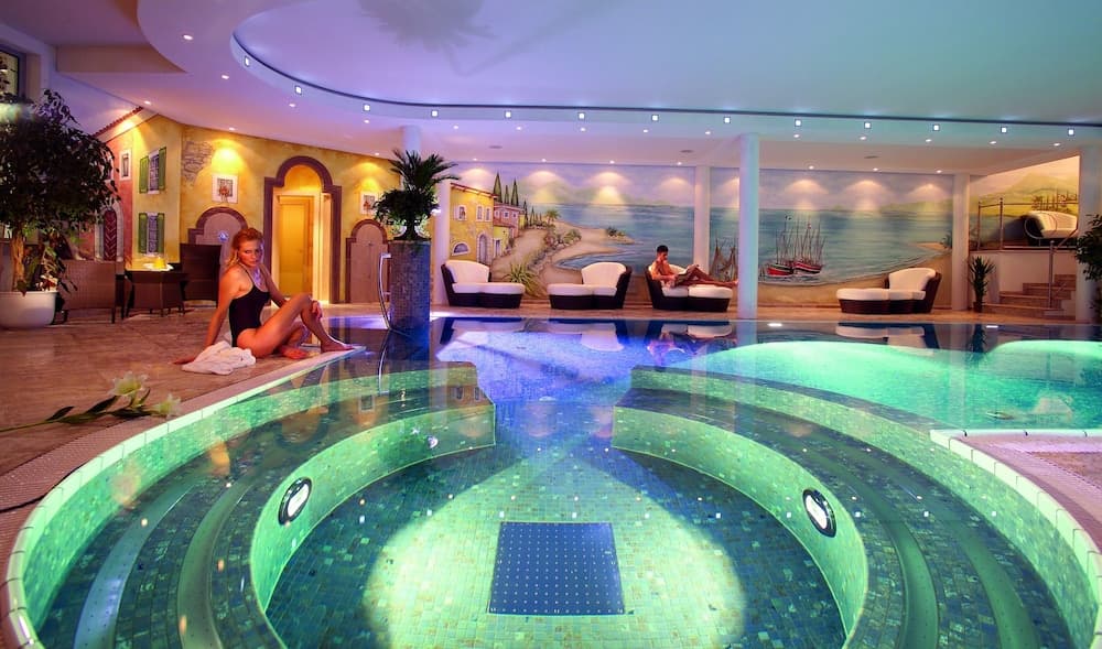 Exercise/lap pool
