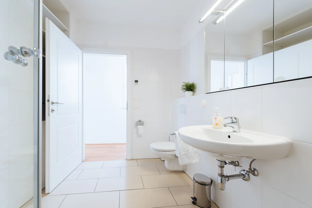 Deep soaking bathtub