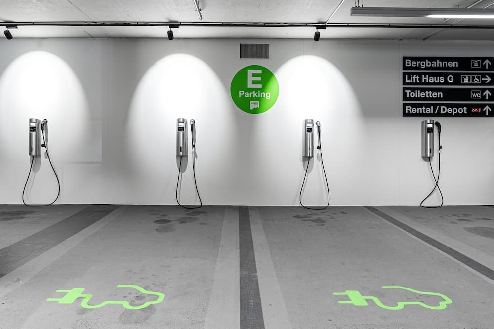 Electric vehicle charging station