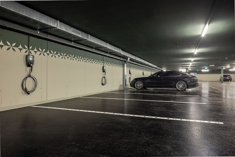 Electric vehicle charging station