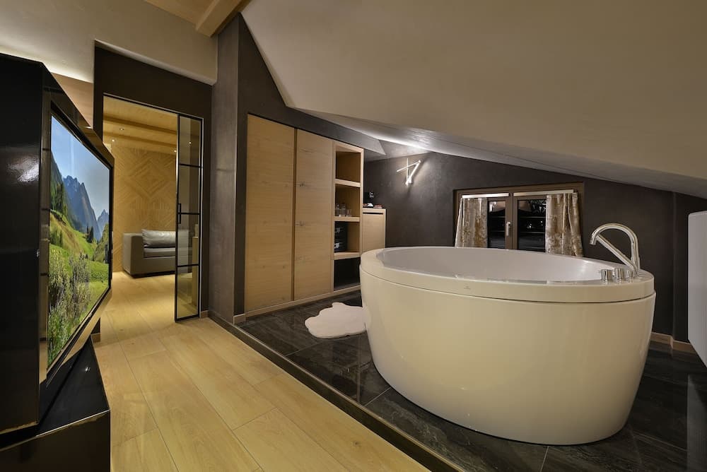 Private spa tub