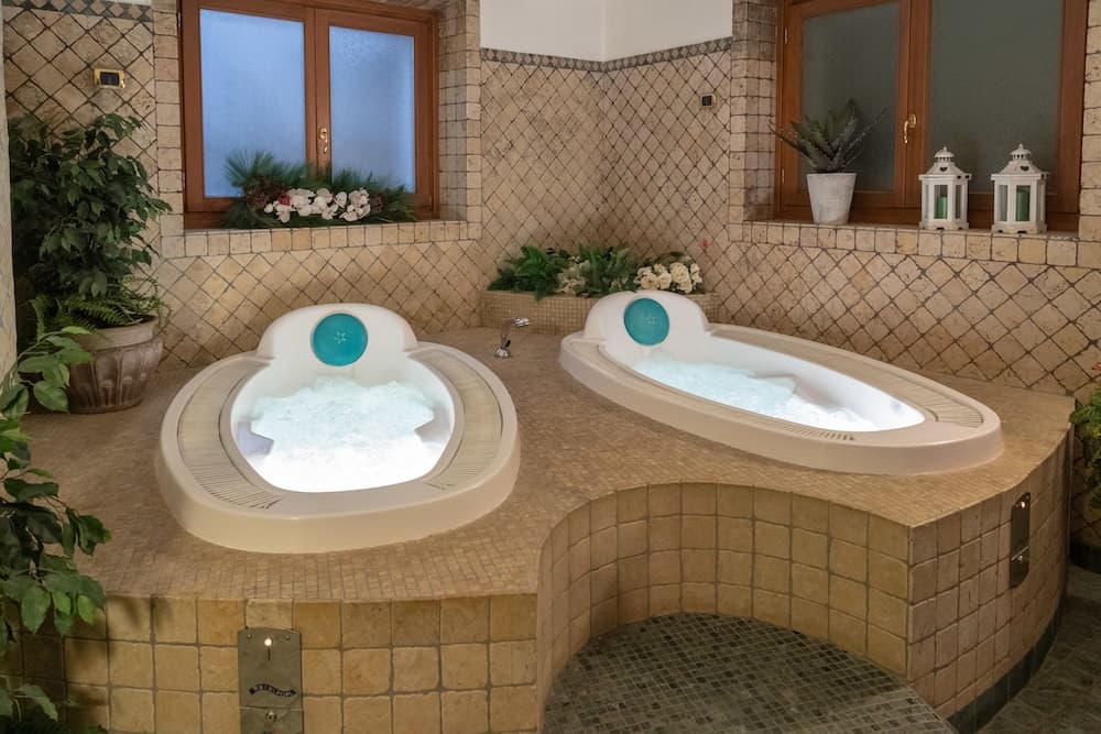 Indoor spa tub