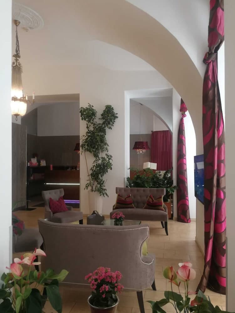Lobby lounge