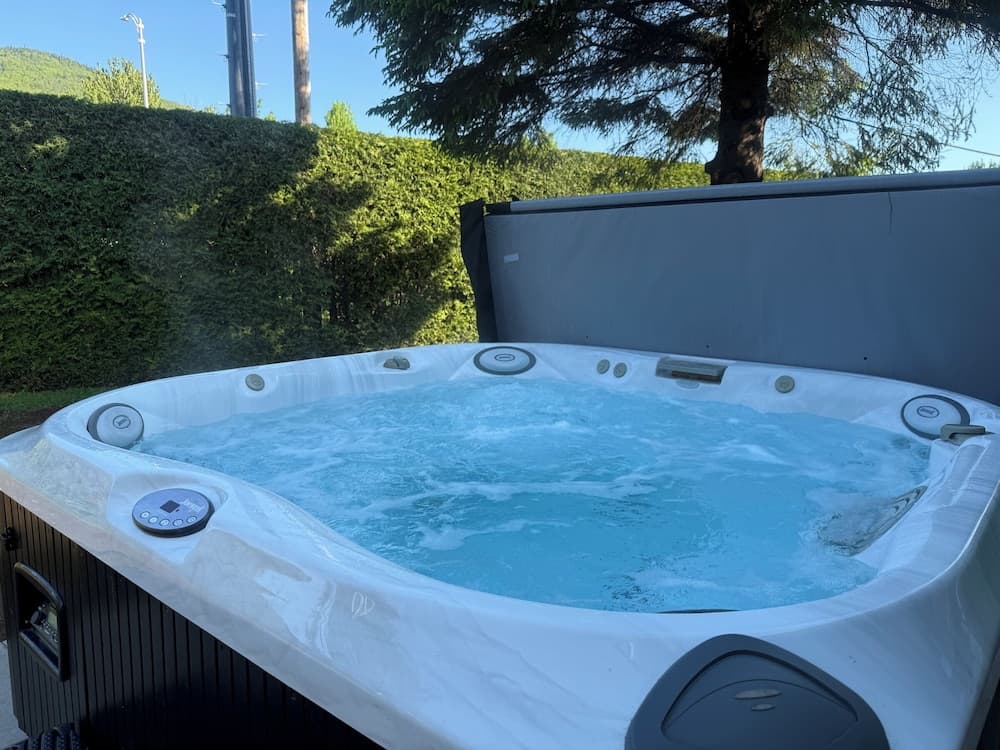 Private spa tub