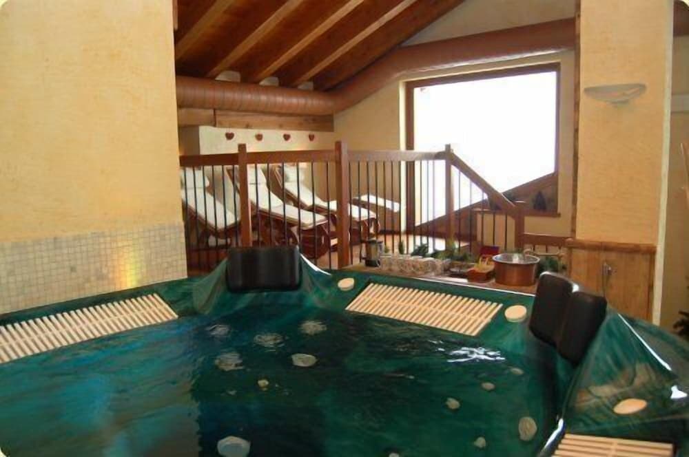 Indoor spa tub