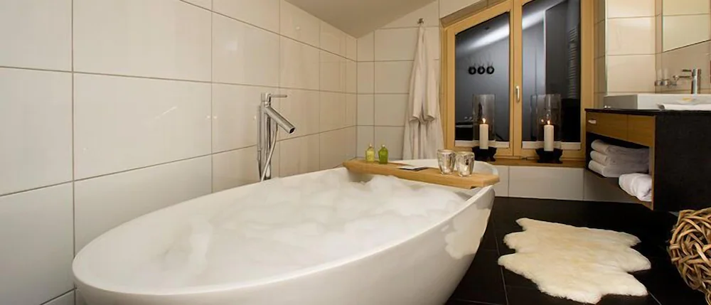 Deep soaking bathtub
