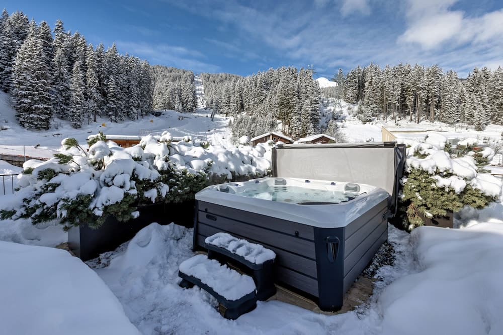 Private spa tub