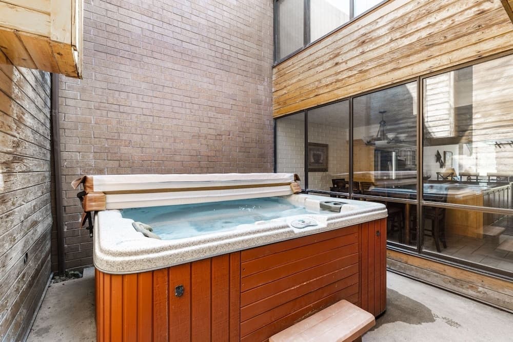 Indoor spa tub