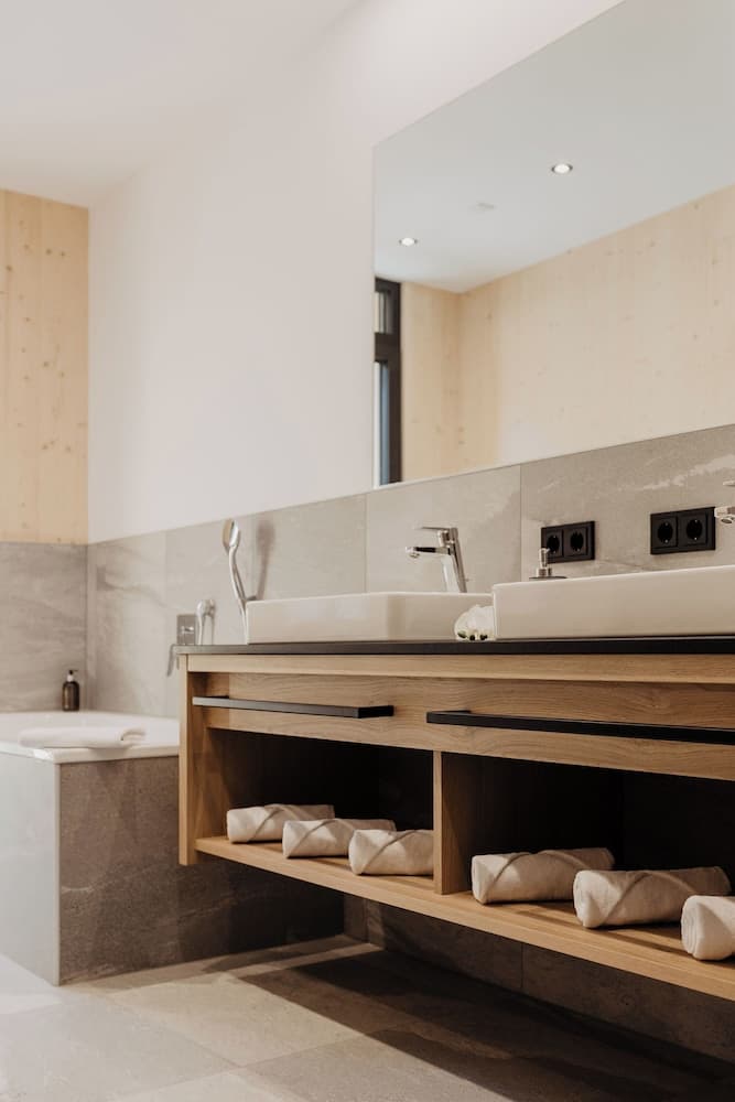 Deep soaking bathtub