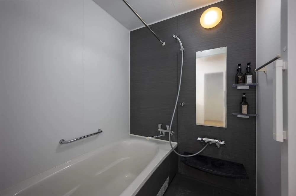 Deep soaking bathtub