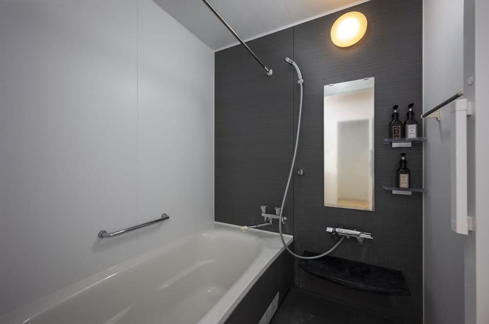 Deep soaking bathtub