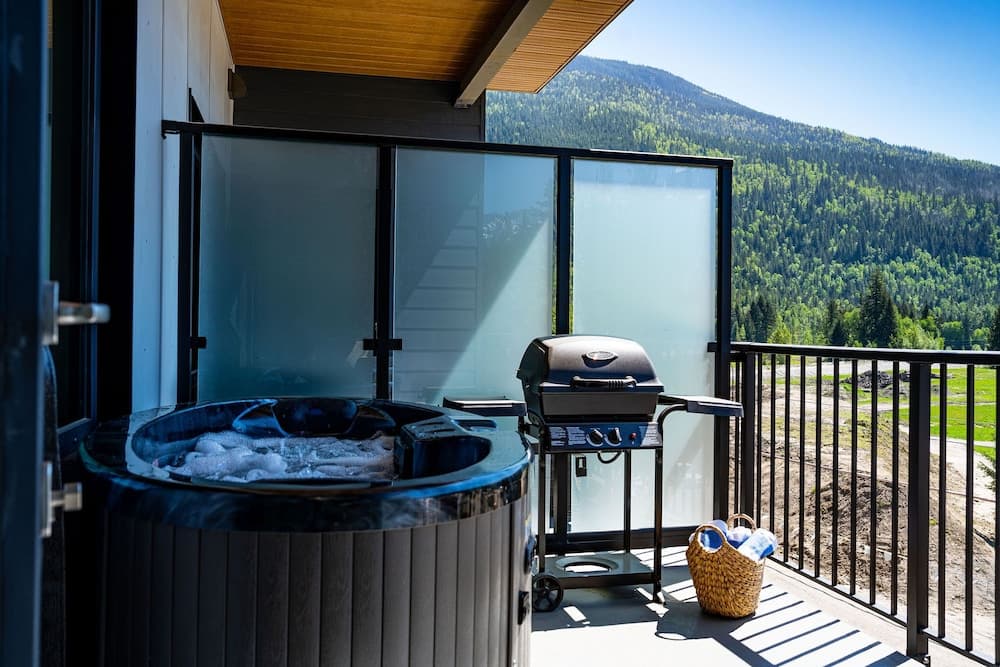 Private spa tub
