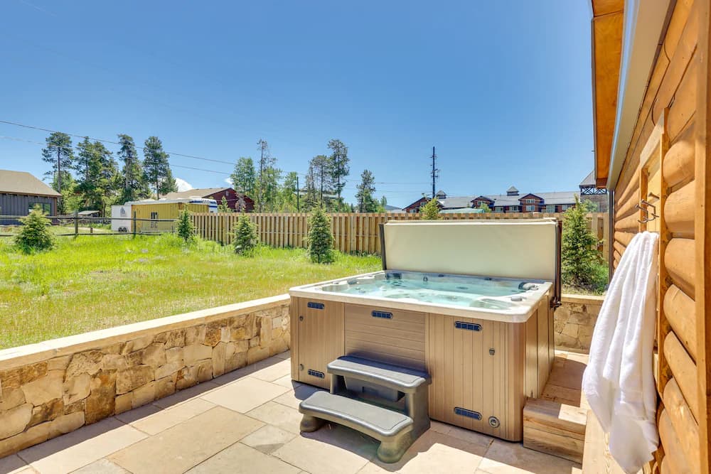 Outdoor spa tub