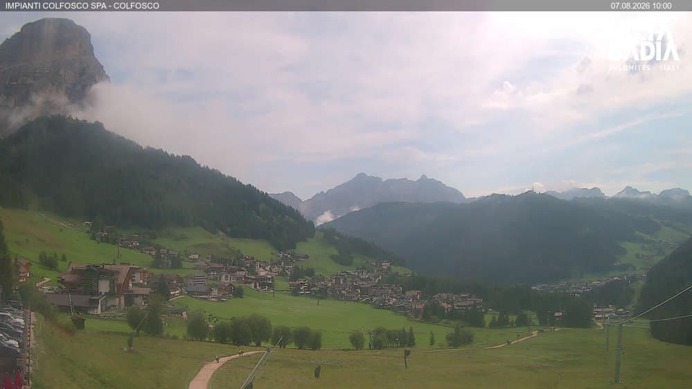 Alta Badia - Colfosco - paese con vista sui monti Sassongher e Lavarela