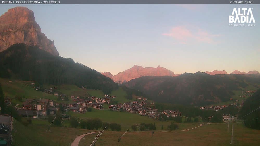 Alta Badia - Colfosco - paese con vista sui monti Sassongher e Lavarela