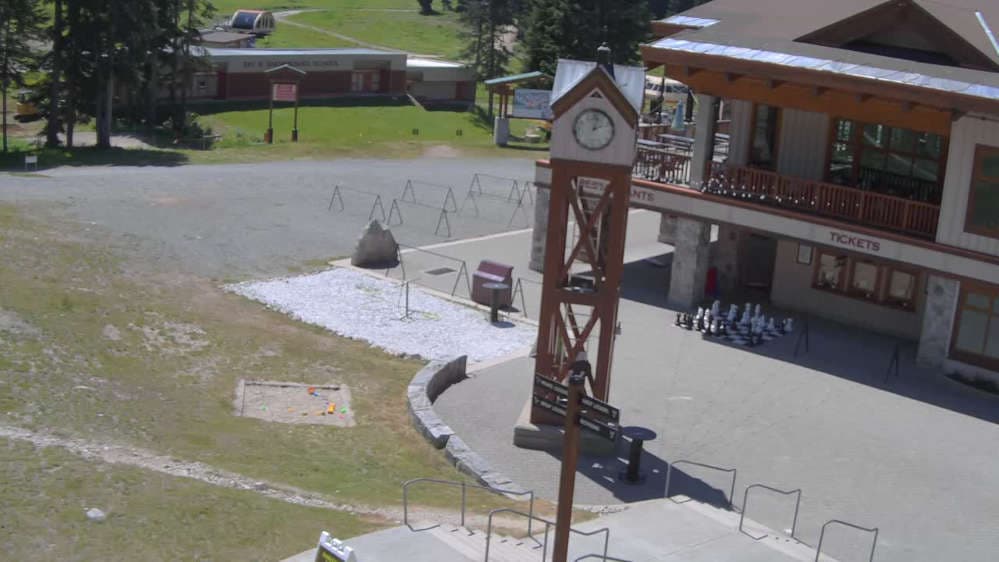 Stevens Pass - Courtyard
