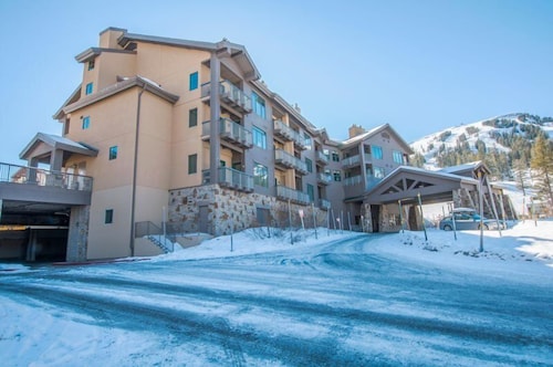 Kirkwood ski packages The Central Lodge #308 - Pet Friendly 2 Bedroom Condo