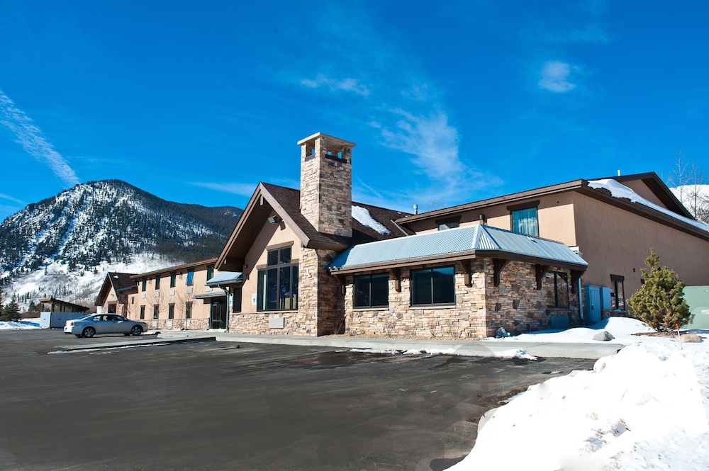 Arapahoe Basin ski packages Alpine Inn