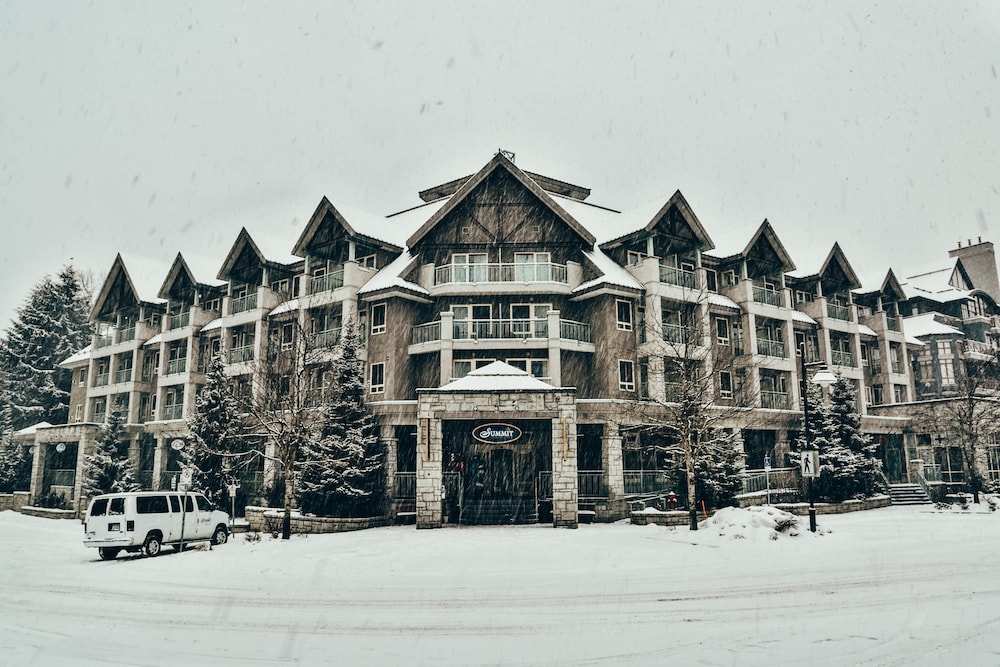 Whistler Blackcomb ski packages Summit Lodge Boutique Hotel