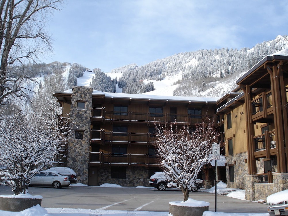 Aspen Snowmass ski packages Lift One Condominiums