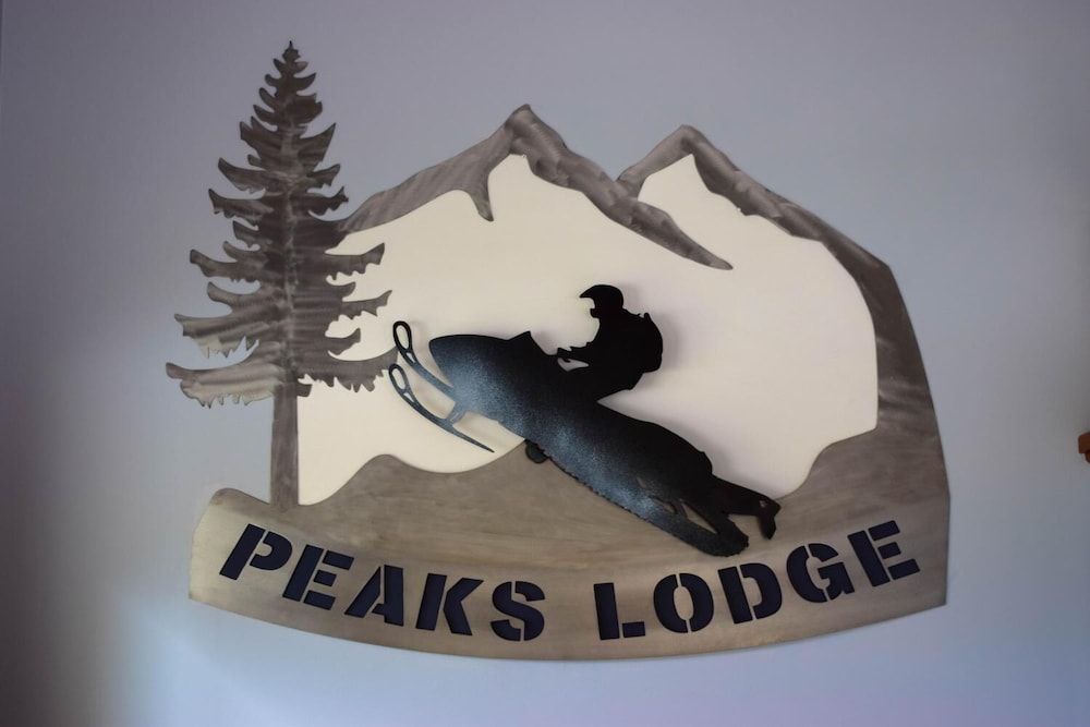 Revelstoke ski packages Peaks Lodge