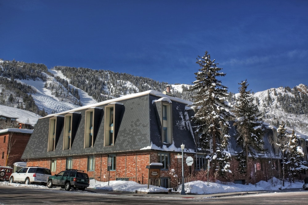 Aspen Snowmass ski packages Chateau Chaumont & Dumont Condominiums by Frias