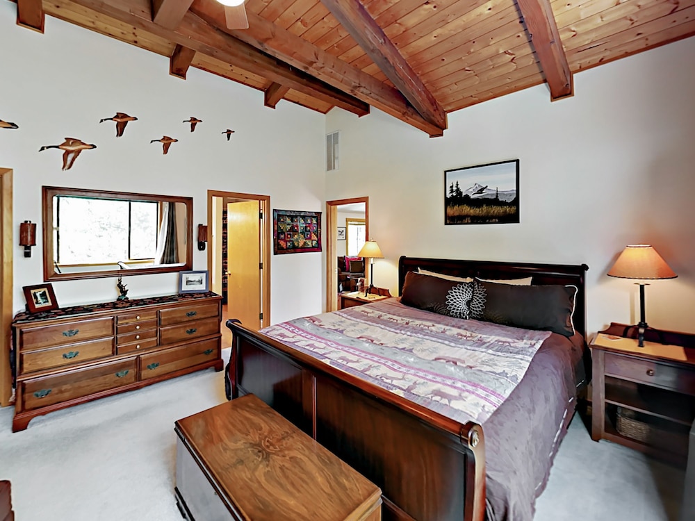 Mount Bachelor ski packages "otterhouse" - Big 2br Riverfront W/ Kayaks 2 Bedroom Home