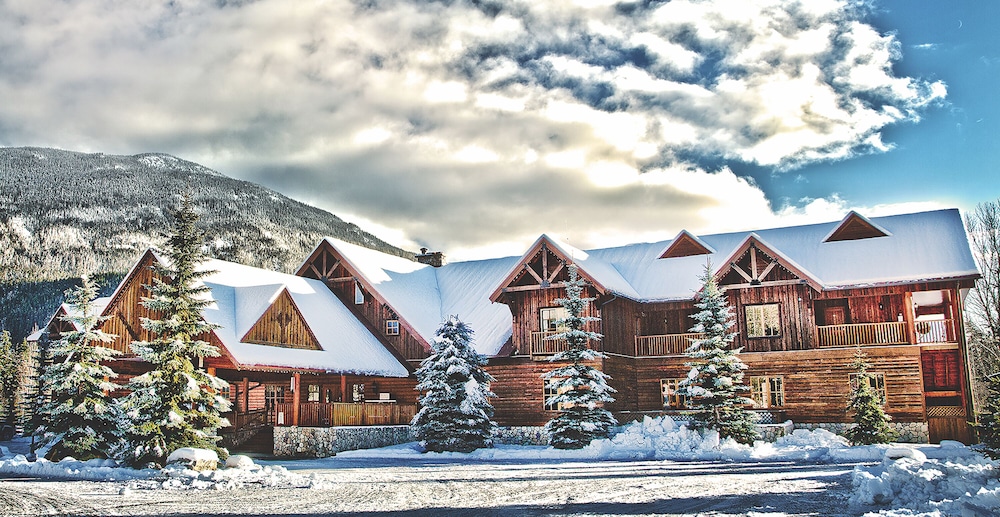 Revelstoke ski packages Glacier House Resort