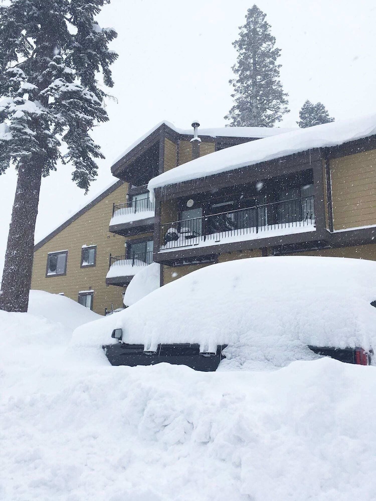 Palisades Tahoe (Squaw Valley) ski packages Scott Peak Place 3 Bedroom Condo