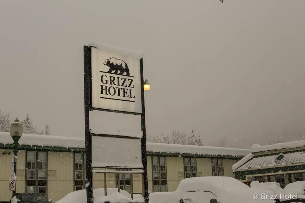 Revelstoke ski packages Grizz Hotel