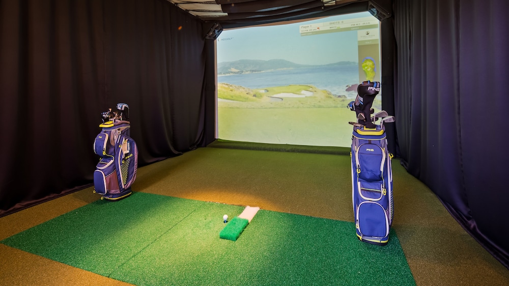 Indoor golf driving range