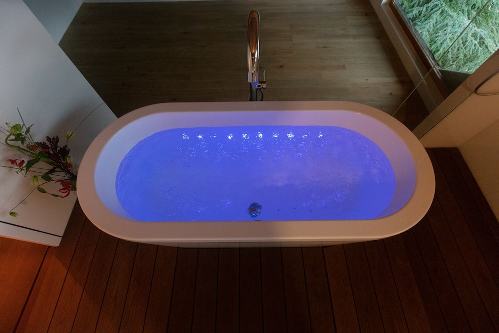 Jetted tub